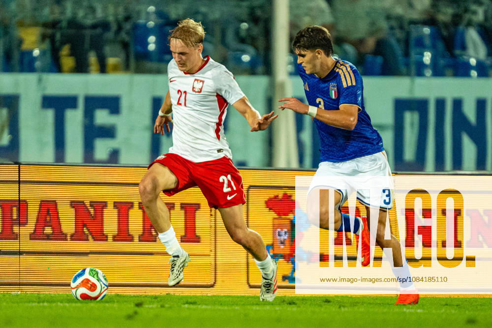 Wojciech Urbanski and Davide Bartesaghi seen during U21, U 21 U 21 U 21 U 21 2027 EURO Qualifying, EM, Europameisterschaft EM, Europameisterschaft EM, Europameisterschaft EM, Europameisterschaft game between national teams of Italy and Poland (Kazimierz Koper Ball Raw Images) Pescara Stadio Adriatico Italy