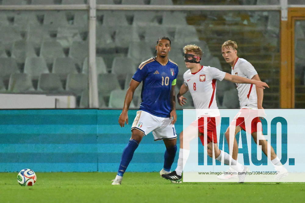Kowalczyk Poland on Ndour Italy during the U21, U 21 European Qualifiers match between Italia and Polonia at the stadio Adriatico ˜Giovanni Cornacchiain Pescara . Monday, October 05, 2026. - Soccer