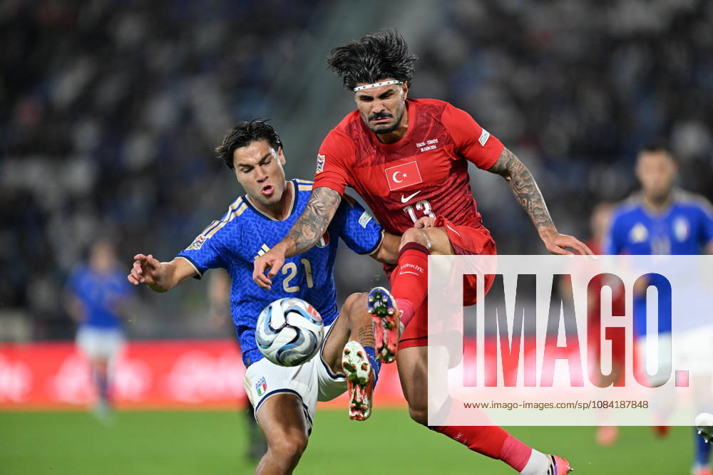 Italy v Turkiye - UEFA Nations League BOLOGNA, ITALY - OCTOBER 5: Antonio Vergara (21) of Italy and Eren Elmali (13) of Turkiye compete during the UEFA Nations League Group A1 match between Italy and Turkiye at Stadio Renato Dall Ara in Bologna, Italy on October 5, 2026. Mustafa Yalcin Anadolu Bologna Italy. Editorial use only. Please get in touch for any other usage.