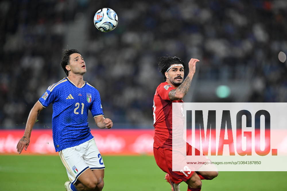Italy v Turkiye - UEFA Nations League BOLOGNA, ITALY - OCTOBER 5: Antonio Vergara (21) of Italy and Eren Elmali (13) of Turkiye compete during the UEFA Nations League Group A1 match between Italy and Turkiye at Stadio Renato Dall Ara in Bologna, Italy on October 5, 2026. Mustafa Yalcin Anadolu Bologna Italy. Editorial use only. Please get in touch for any other usage.