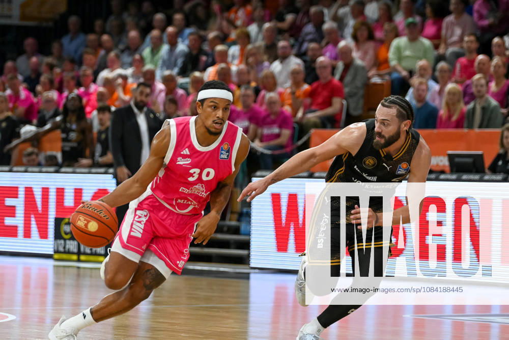 Nelson Weidemann of RASTA Vechta, 30, with the ball against Devin Askew of Basketball Löwen Braunschweig, 05 RASTA Vechta vs. Basketball Löwen Braunschweig, easyCredit Basketball Bundesliga, Matchday 4, 2026–2027 season, October 5, 2026, RASTA Vechta vs. Basketball Löwen Braunschweig, easyCredit Basketball Bundesliga, Matchday 4, 2026–2027 season, October 5, 2026, Vechta