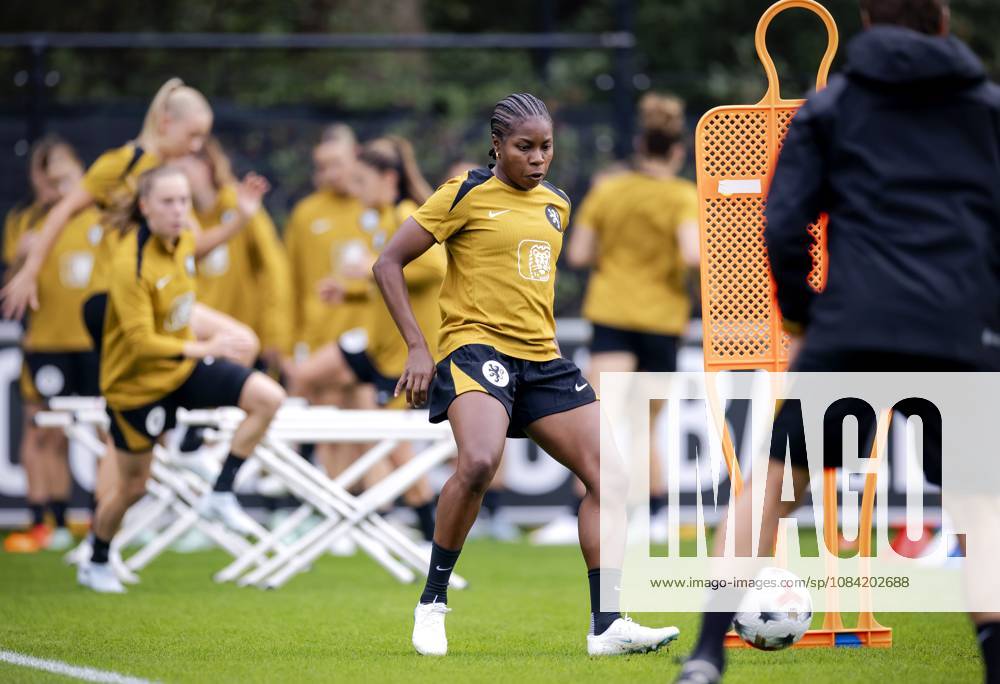 ZEIST - Lineth Beerensteyn during a training session of the Dutch women s football team in preparation for the World Cup qualifying match against Hungary. ROBIN VAN LONKHUIJSEN ANP ANPxSportx IVx 571666751 originalFilename: 571666751