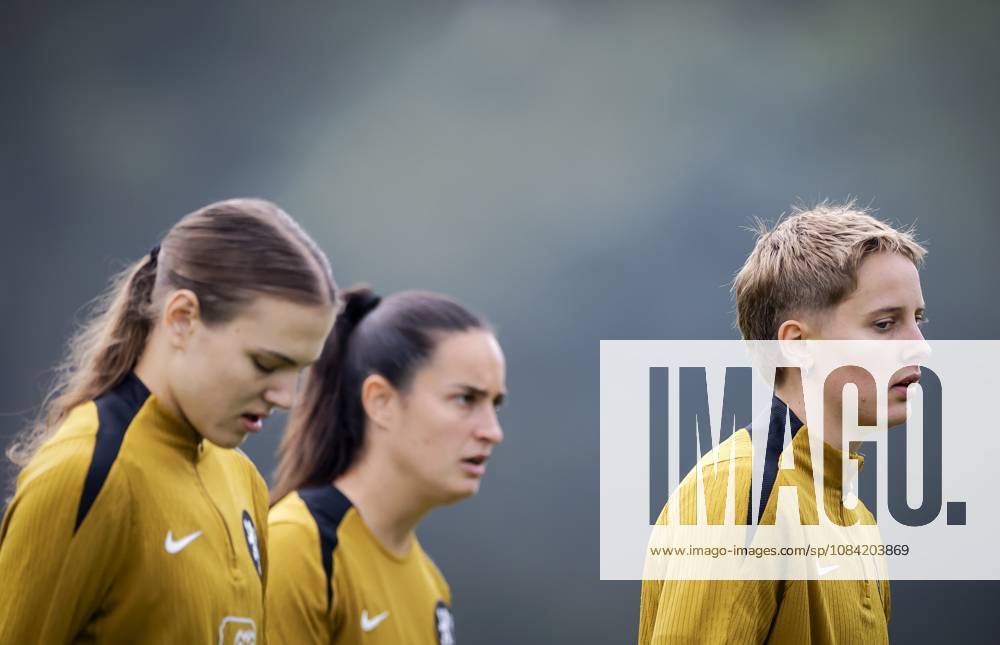 ZEIST - Isa Kardinaal (r) during a training session of the Dutch women s football team in preparation for the World Cup qualifying match against Hungary. ROBIN VAN LONKHUIJSEN ANP ANPxSportx IVx 571673529 originalFilename: 571673529