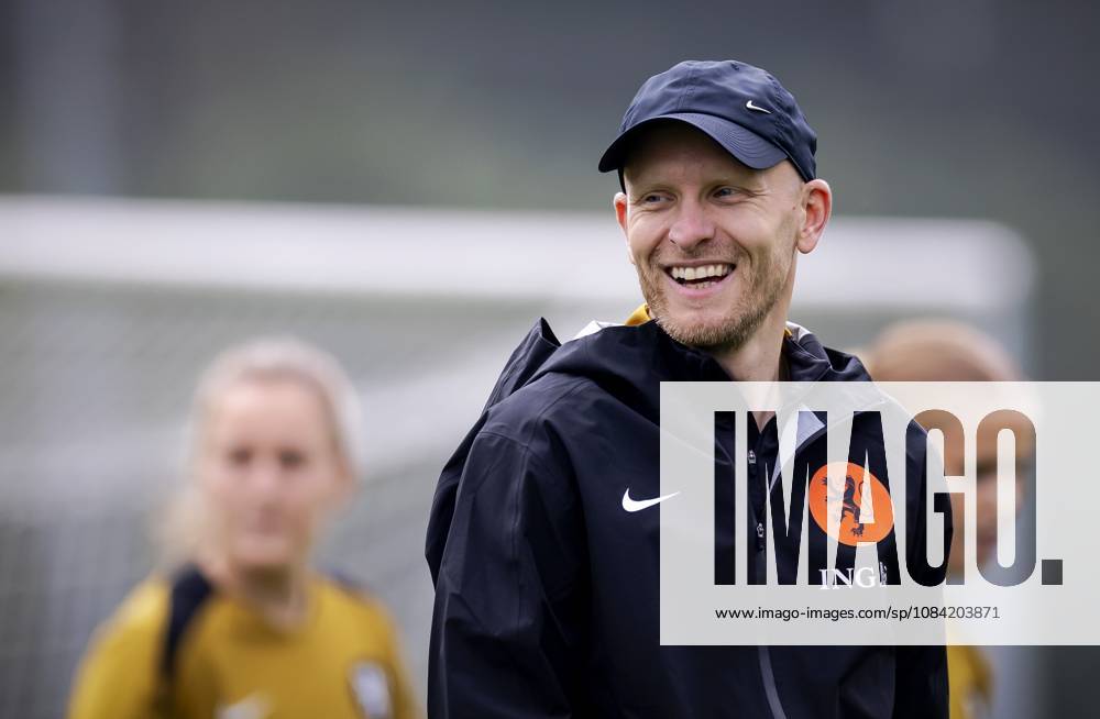 ZEIST - National coach Arjan Veurink during a training session of the Dutch women s football team in preparation for the World Cup qualifying match against Hungary. ROBIN VAN LONKHUIJSEN ANP ANPxSportx IVx 571673540 originalFilename: 571673540
