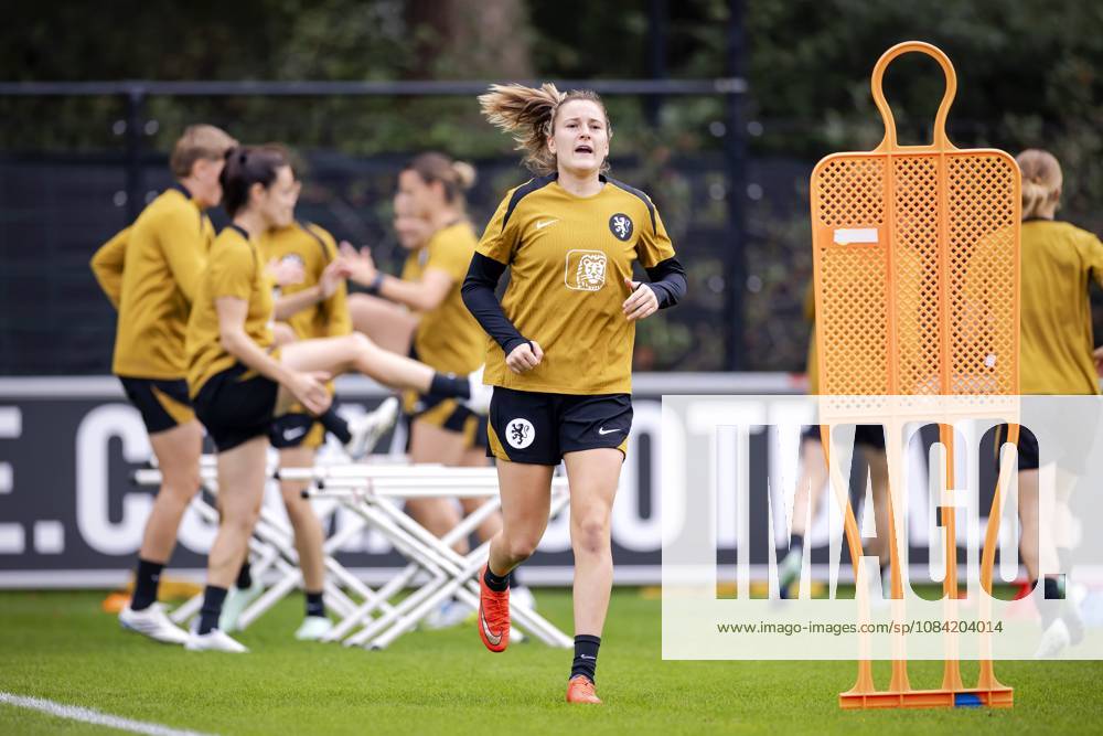 ZEIST - Wieke Kaptein during a training session of the Dutch women s football team in preparation for the World Cup qualifying match against Hungary. ROBIN VAN LONKHUIJSEN ANP ANPxSportx IVx 571674524 originalFilename: 571674524