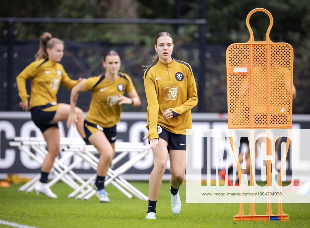 ZEIST - Lotte Keukelaar during a training session of the Dutch women s football team in preparation for the World Cup qualifying match against Hungary. ROBIN VAN LONKHUIJSEN ANP ANPxSportx IVx 571674695 originalFilename: 571674695