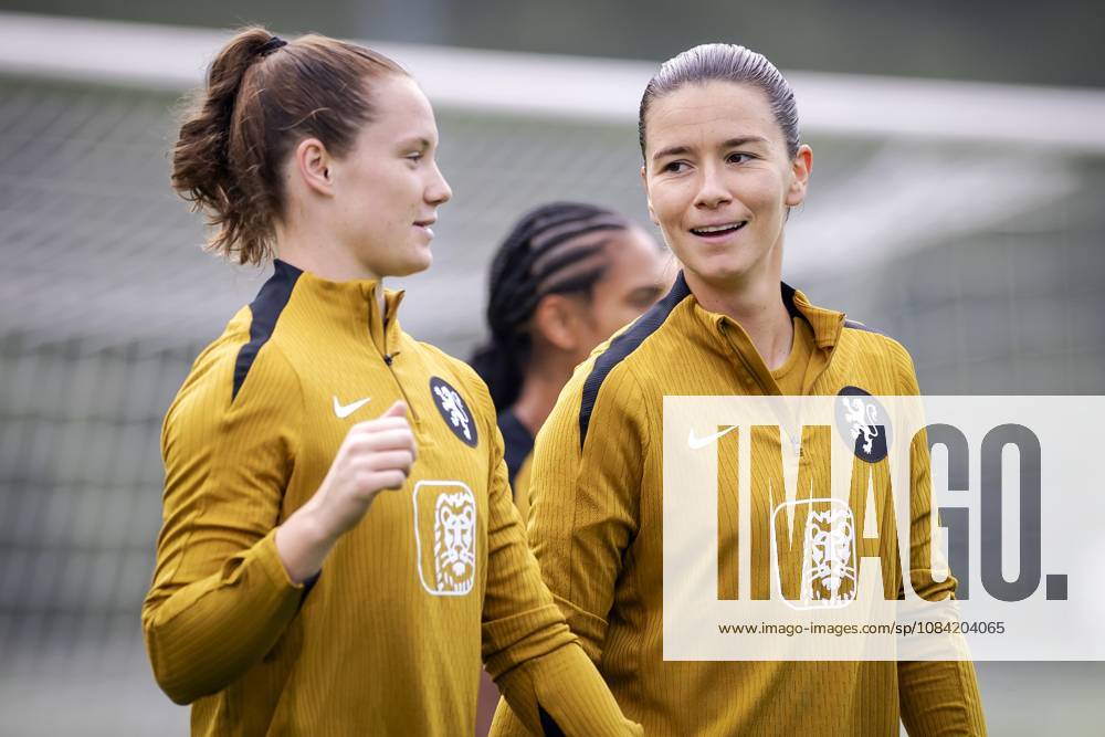 ZEIST - Veerle Buurman and Damaris Egurrola during a training session of the Dutch women s football team in preparation for the World Cup qualifying match against Hungary. ROBIN VAN LONKHUIJSEN ANP ANPxSportx IVx 571674751 originalFilename: 571674751
