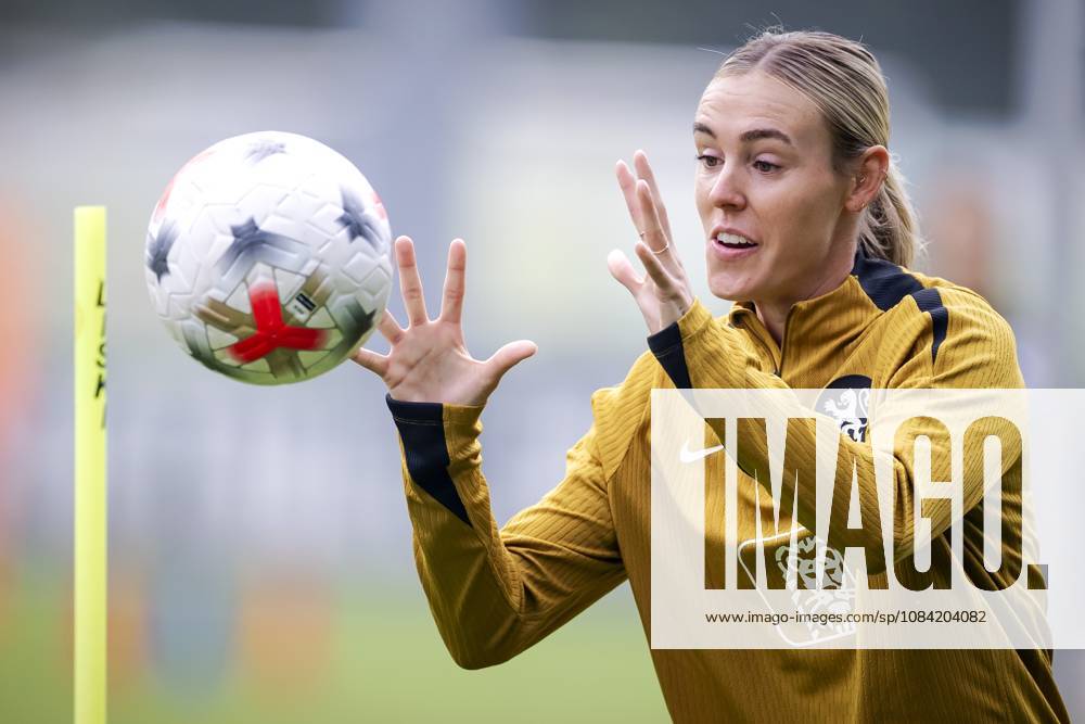 ZEIST - Jill Roord during a training session of the Dutch women s football team in preparation for the World Cup qualifying match against Hungary. ROBIN VAN LONKHUIJSEN ANP ANPxSportx IVx 571675293 originalFilename: 571675293
