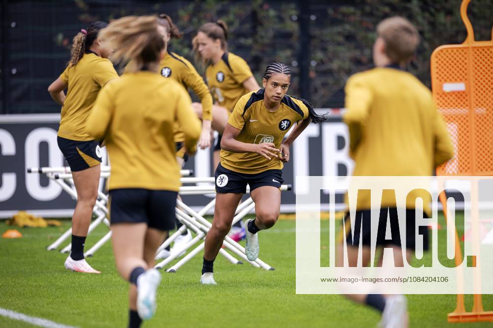 ZEIST - Esmee Brugts during a training session of the Dutch women s football team in preparation for the World Cup qualifying match against Hungary. ROBIN VAN LONKHUIJSEN ANP ANPxSportx IVx 571675539 originalFilename: 571675539