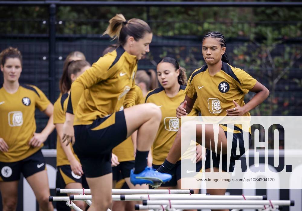 ZEIST - Esmee Brugts during a training session of the Dutch women s football team in preparation for the World Cup qualifying match against Hungary. ROBIN VAN LONKHUIJSEN ANP ANPxSportx IVx 571675698 originalFilename: 571675698