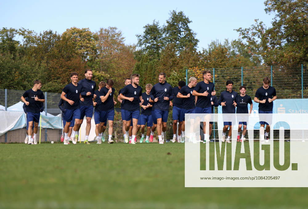 Soccer, Men s, Bavarian Regional League, 2026–2027 Season, TSV 1860 Munich, Practice, Grünwalder Strasse 114 The entire TSV 1860 Munich team running and warming up