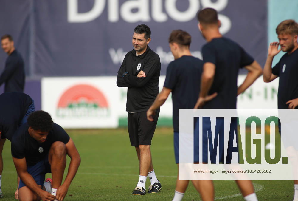 Soccer, Men s, Bavarian Regional League, 2026–2027 Season, TSV 1860 Munich, Practice, Grünwalder Strasse 114; Alper Kayabunar, coach of TSV 1860 Munich, standing on the practice field with his players
