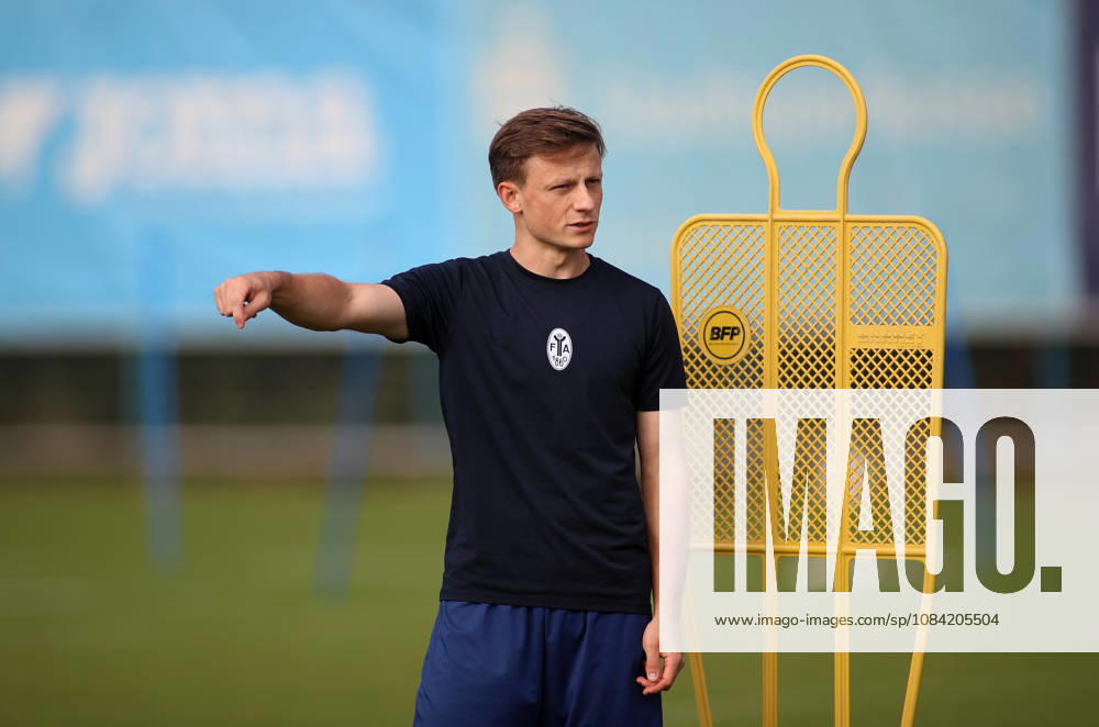 Soccer, Men s, Bavarian Regional League, 2026–2027 Season, TSV 1860 Munich, Practice, Grünwalder Strasse 114, Moritz Seiffert, TSV 1860 Munich raises his right arm