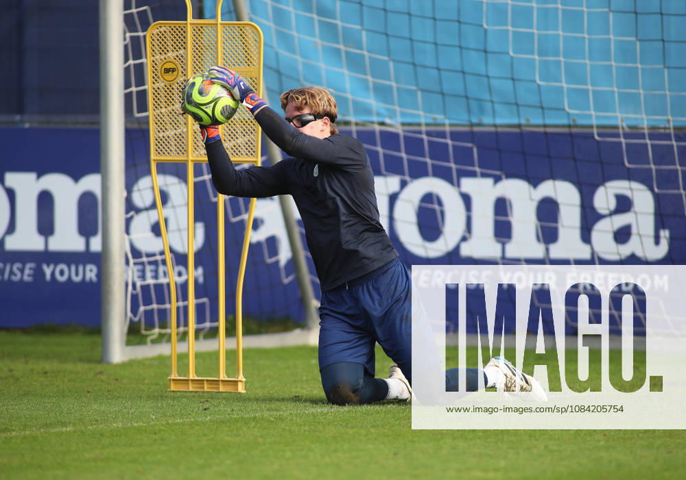 Soccer, Men s, Bavarian Regional League, 2026–2027 Season, TSV 1860 Munich, Practice, Grünwalder Strasse 114, Paul Bachmann, TSV 1860 Munich catches a ball while wearing special glasses, goalkeeper training