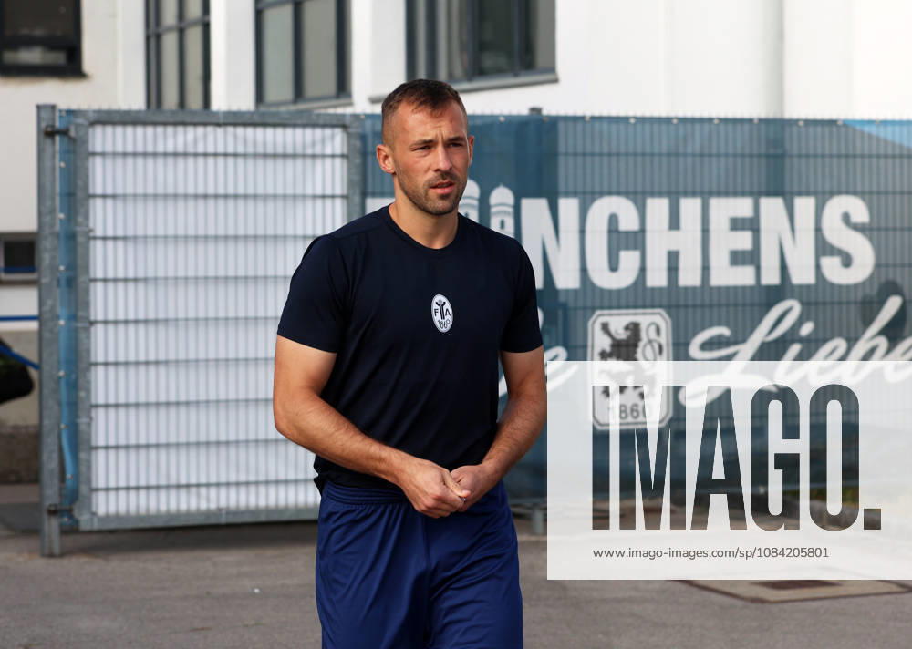 Soccer, Men s, Bavarian Regional League, 2026–2027 Season, TSV 1860 Munich, Practice, Grünwalder Strasse 114 Felix Weber TSV 1860 Munich on the way to the practice field