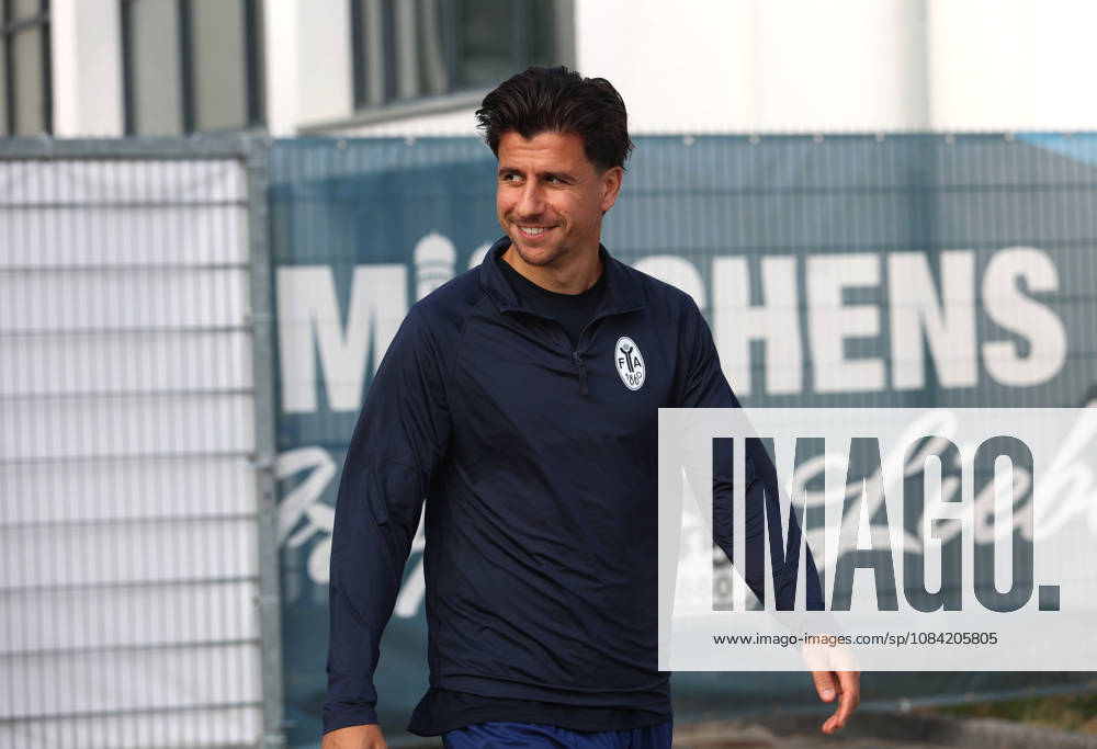 Soccer, Men s, Bavarian Regional League, 2026–2027 Season, TSV 1860 Munich, Practice, Grünwalder Strasse 114 Tunay Deniz TSV 1860 Munich on the way to the practice field, looking to the right