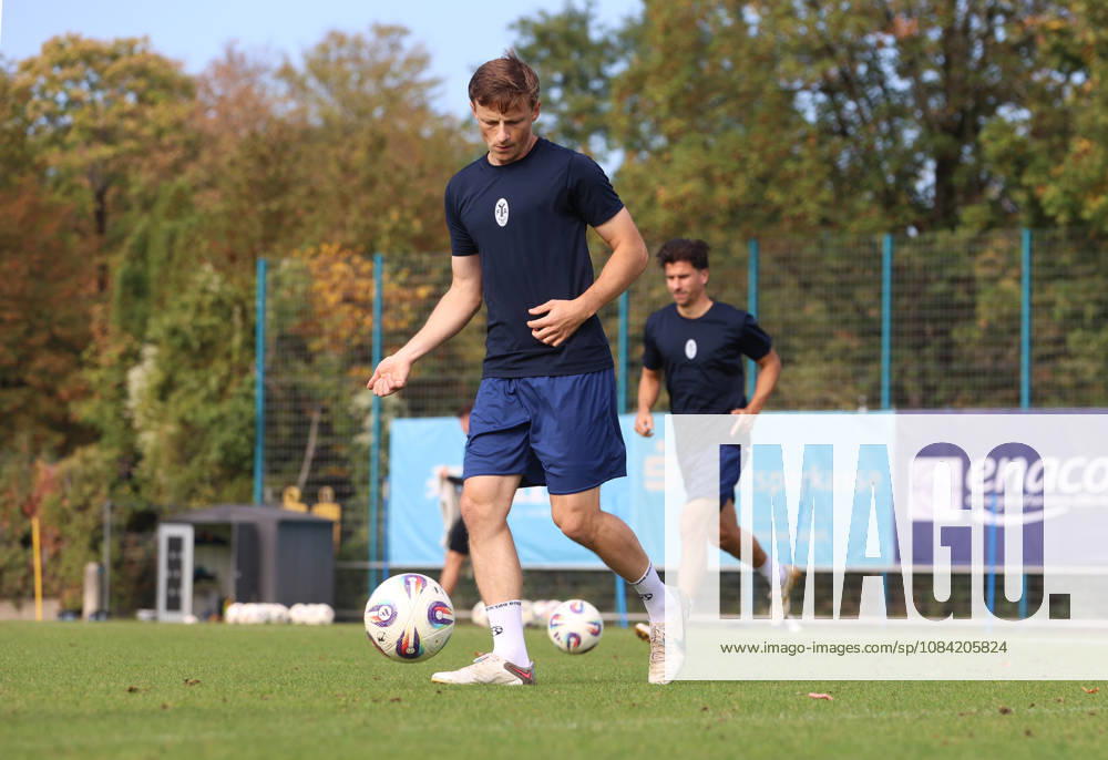 Soccer, Men s, Bavarian Regional League, 2026–2027 Season, TSV 1860 Munich, Practice, Grünwalder Strasse 114, Moritz Seiffert, TSV 1860 Munich kicks the ball
