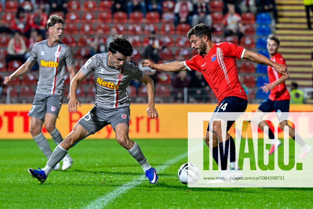 From left: Nicolas Oliveira (Regensburg), 25; Moritz Mueller (Unterhaching), 24; in a one-on-one battle, duel, tackle, dynamic play, action, October 6, 2026, Unterhaching, Germany, soccer, BFV Association Cup, quarterfinals, SpVgg Unterhaching vs. SSV Jahn Regensburg