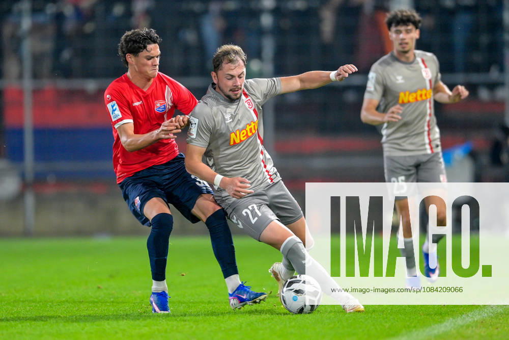 From left: Constantin Strunz (Unterhaching), 38; Lucas Hermes (Regensburg), 27; in a one-on-one battle, duel, tackle, dynamic play, action, October 6, 2026, Unterhaching, Germany, soccer, BFV Association Cup, quarterfinals, SpVgg Unterhaching vs. SSV Jahn Regensburg
