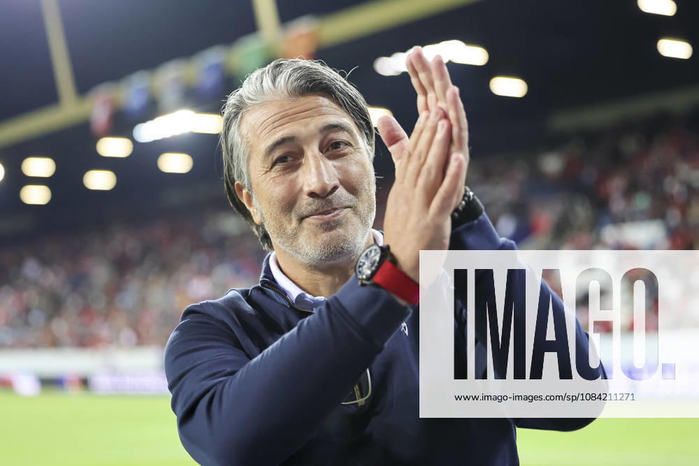 Murat Yakin of Switzerland, coach, with the fans before kickoff, Switzerland, UEFA, Nations League, Matchday 4, Switzerland vs. North Macedonia, October 6, 2026, Lucerne Swissporarena, Switzerland
