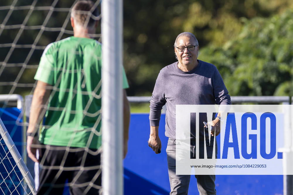 Soccer, FC Schalke 04 practice, Scout Manfred Manni Dubski, FC Schalke 04, Gelsenkirchen, FC Schalke 04 training facility, North Rhine-Westphalia, Germany, xRHR, PHOTO YYx