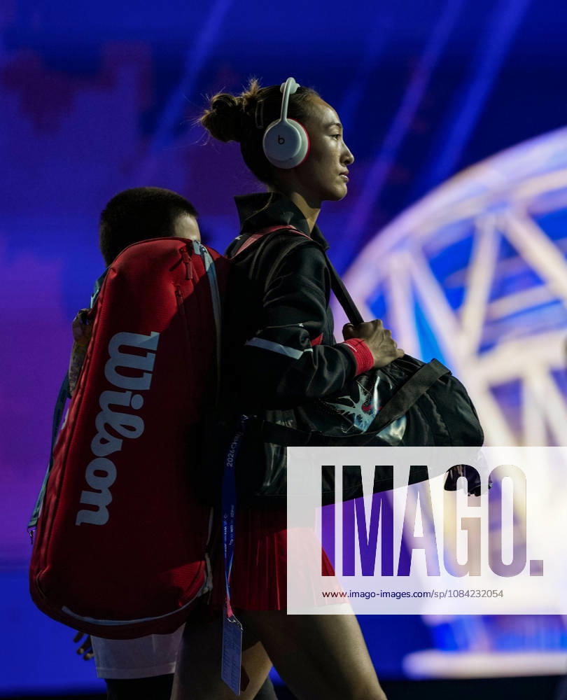 (261007) -- BEIJING, Oct. 7, 2026 -- Zheng Qinwen enters the court before the women s singles fourth round match between Zheng Qinwen of China and Alina Charaeva of Armenia at 2026 China Open tennis tournament in Beijing, China, Oct. 7, 2026. ) (SP)CHINA-BEIJING-TENNIS-CHINA OPEN-WOMEN S SINGLES (CN) SunxFei