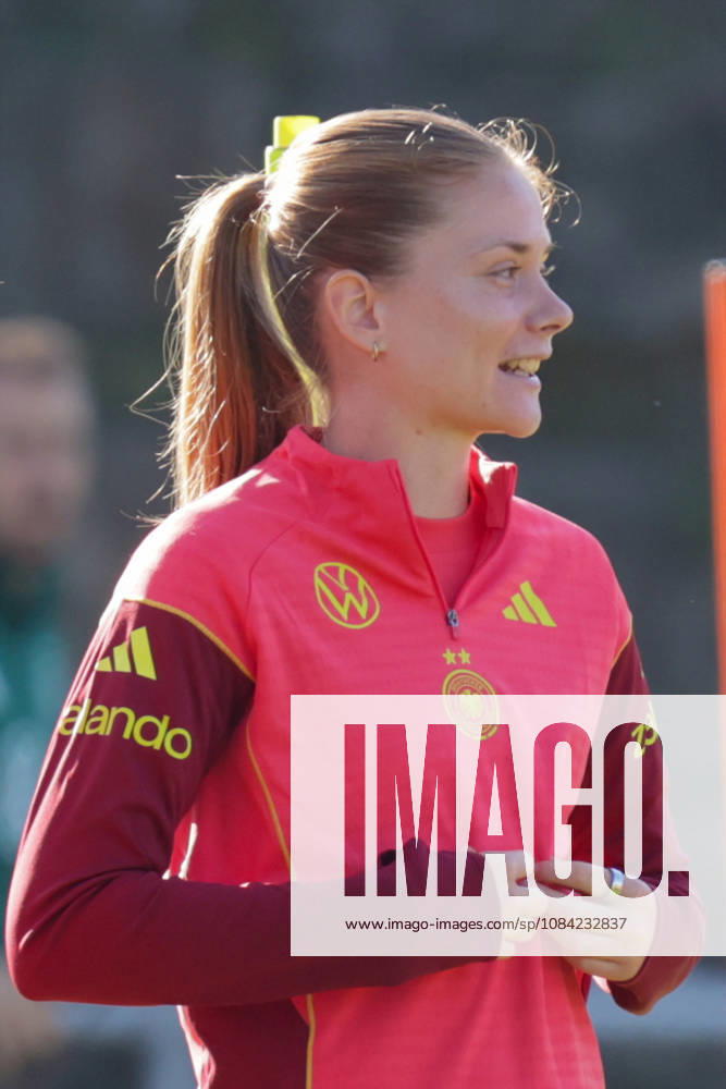 DFB Soccer Media Events, German Women s National Team Training, from left: Sjoeke Nüsken, German Women s National Team, Eppelheim