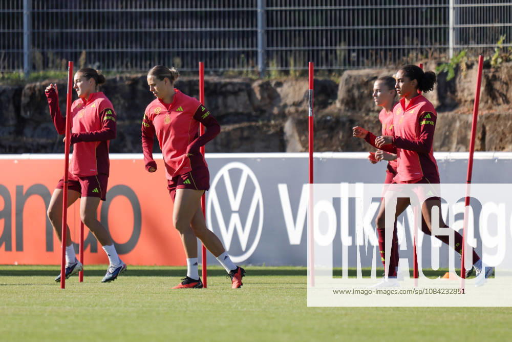 DFB Soccer Media Events, German Women s National Team Training: Carlotta Wamser, Klara Bühl, Cora Zicai, German Women s National Team, Eppelheim