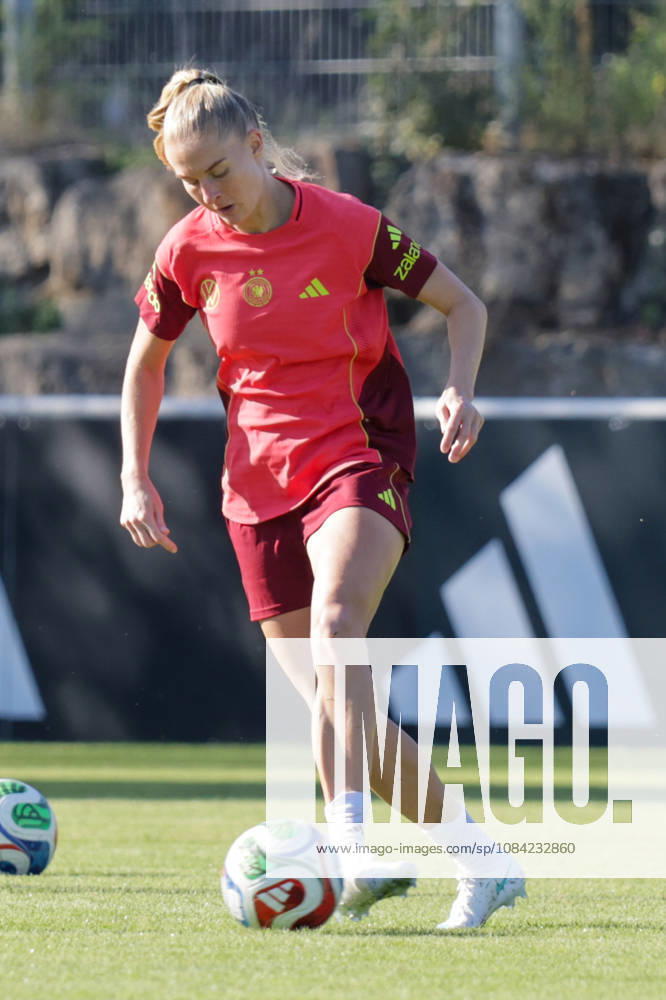 DFB Soccer Media Events, German Women s National Team Training, from left: Janina Minge, German Women s National Team, Eppelheim