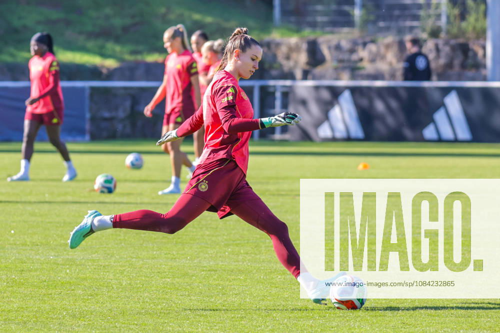 DFB Soccer Media Events, German Women s National Team Training, from left: Ena Mahmutovic, German Women s National Team, Eppelheim