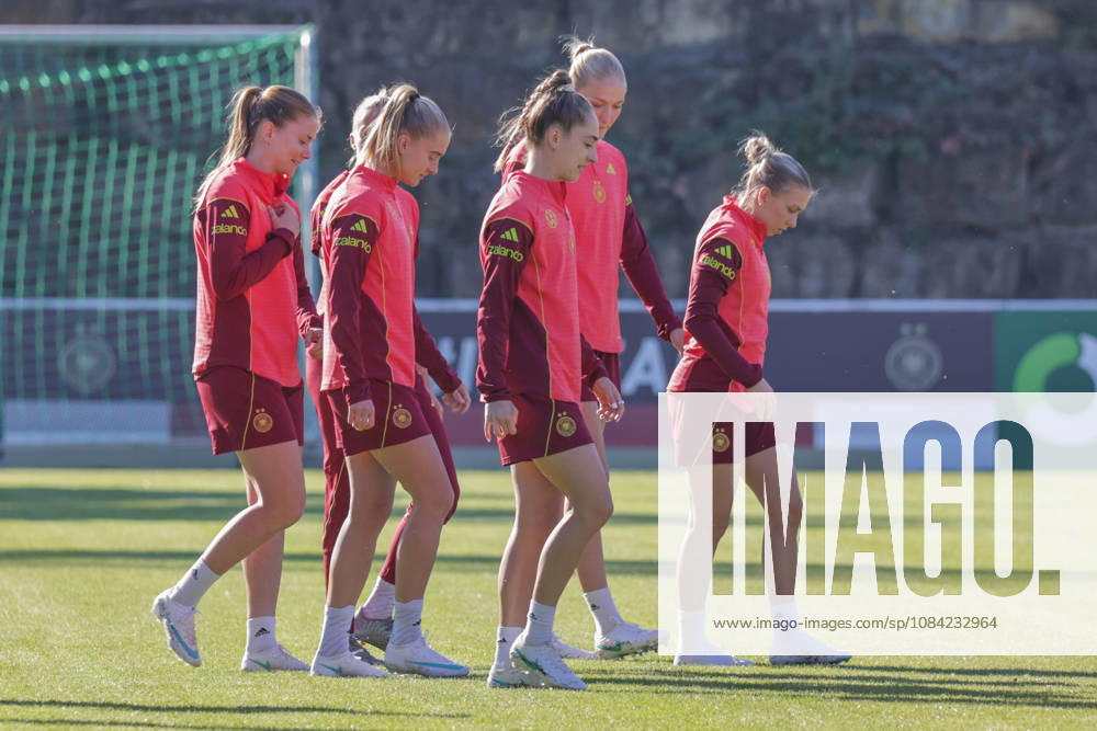 DFB Soccer Media Events, German Women s National Team Practice (from left): Sjoeke Nüsken, Janina Minge, Sophia Kleinherne, Camilla Küver, Elisa Senß; German Women s National Team, Eppelheim