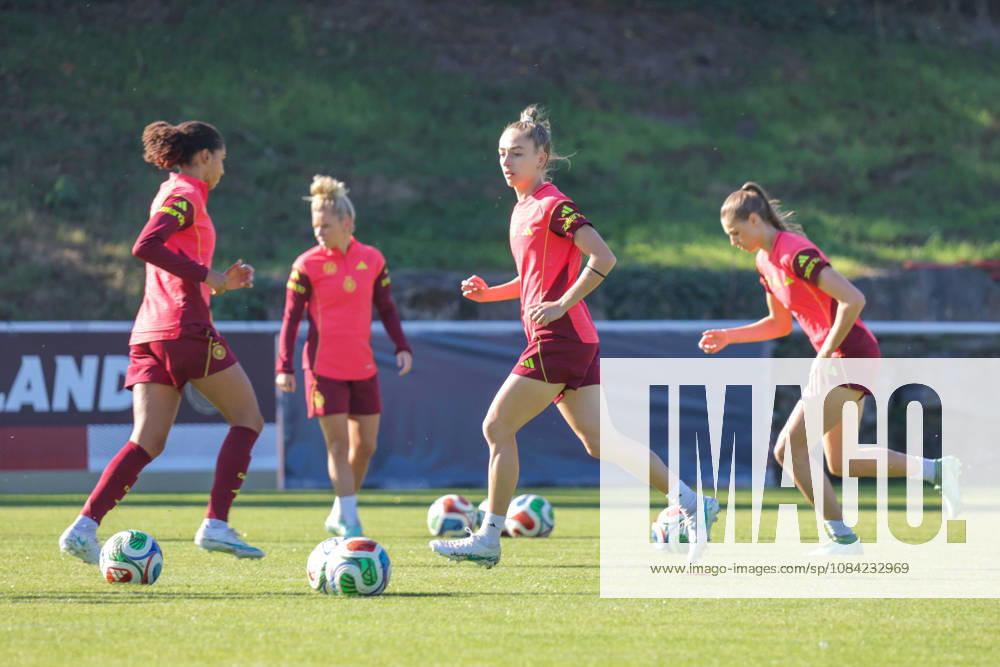 DFB Soccer Media Events, German Women s National Team Training, from left: Sophia Kleinherne, German Women s National Team, Eppelheim