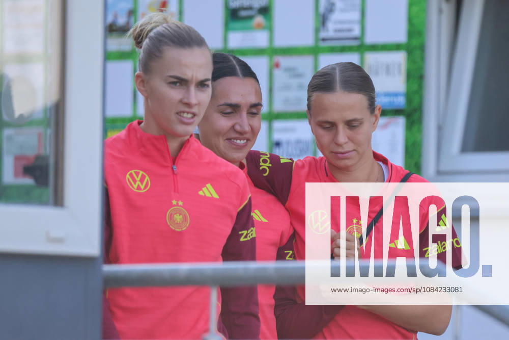 German Women s National Soccer Team Training Friendly Match: Germany vs. Australia Pictured, from left: Laura Freigang (Germany), Bibiane Schulze Solano (Germany), and Klara Bühl (Germany)