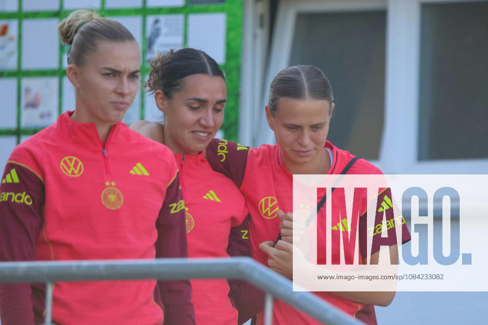 German Women s National Soccer Team Training Friendly Match: Germany vs. Australia Pictured, from left: Laura Freigang (Germany), Bibiane Schulze Solano (Germany), and Klara Bühl (Germany)