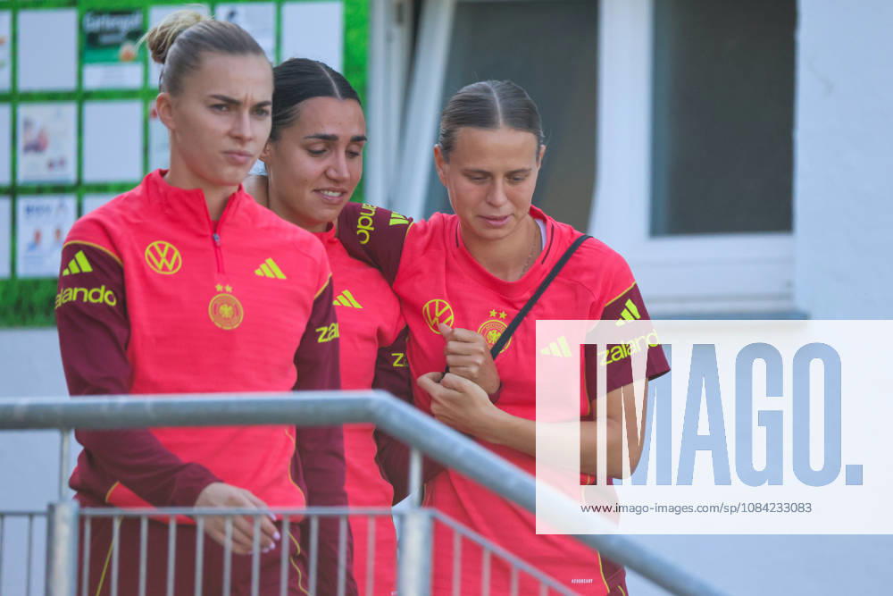 German Women s National Soccer Team Training Friendly Match: Germany vs. Australia Pictured, from left: Laura Freigang (Germany), Bibiane Schulze Solano (Germany), and Klara Bühl (Germany)