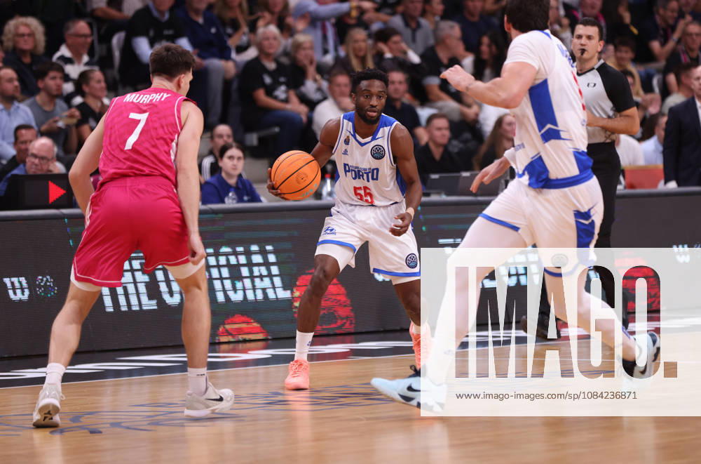 Childe Dundao (Porto) with the ball against Grayson Murphy (Bonn), BCL, Telekom Baskets Bonn vs. FC Porto, Bonn