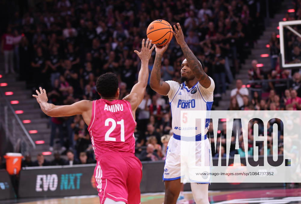 Corey Allen Williams of Porto shoots alongside Joel Aminu of Bonn, BCL, Telekom Baskets Bonn vs. FC Porto, Bonn