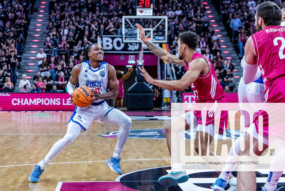 James Woodard, FC Porto, 10 vs. Alijah Comithier, Telekom Baskets Bonn, 02 Telekom Baskets Bonn vs. FC Porto, Basketball, Basketball Champions League, Matchday 1, 2026–2027, October 7, 2026 Telekom Baskets Bonn vs. FC Porto, Basketball, Basketball Champions League, Matchday 1, 2026–2027, October 7, 2026 Bonn