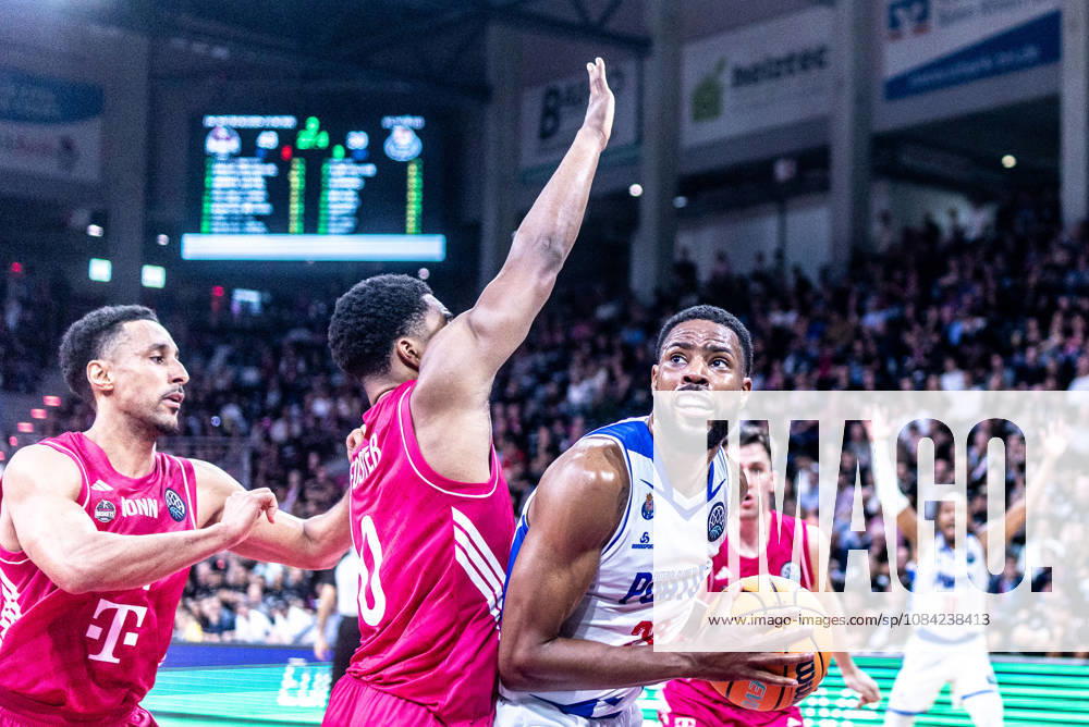 Xeyrius Williams, FC Porto, 20 vs. Marcus Foster, Telekom Baskets Bonn, 00; Alijah Comithier, Telekom Baskets Bonn, 02; Telekom Baskets Bonn vs. FC Porto, Basketball, Basketball Champions League, Matchday 1, 2026–2027, October 7, 2026 Telekom Baskets Bonn vs. FC Porto, Basketball, Basketball Champions League, Matchday 1, 2026–2027, October 7, 2026 Bonn