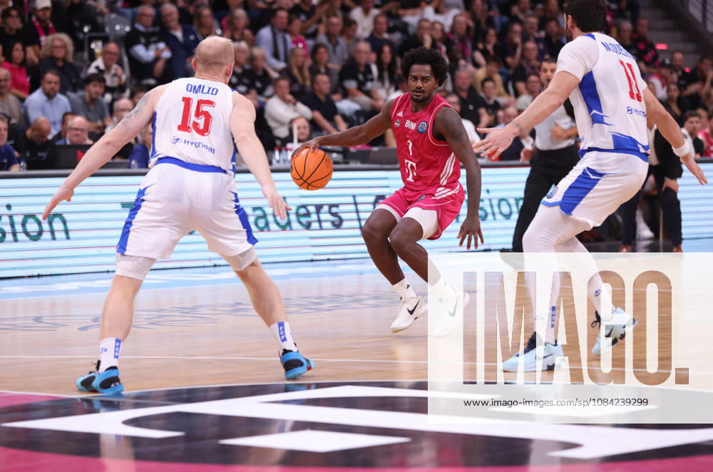 John Michael Wright, Bonn, with the ball between Tanner Omlid of Porto and Miguel Queiroz of Porto, BCL, Telekom Baskets Bonn vs. FC Porto, Bonn