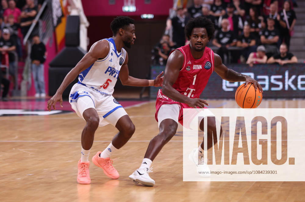 John Michael Wright of Bonn with the ball next to Childe Dundao of Porto, BCL, Telekom Baskets Bonn vs. FC Porto, Bonn