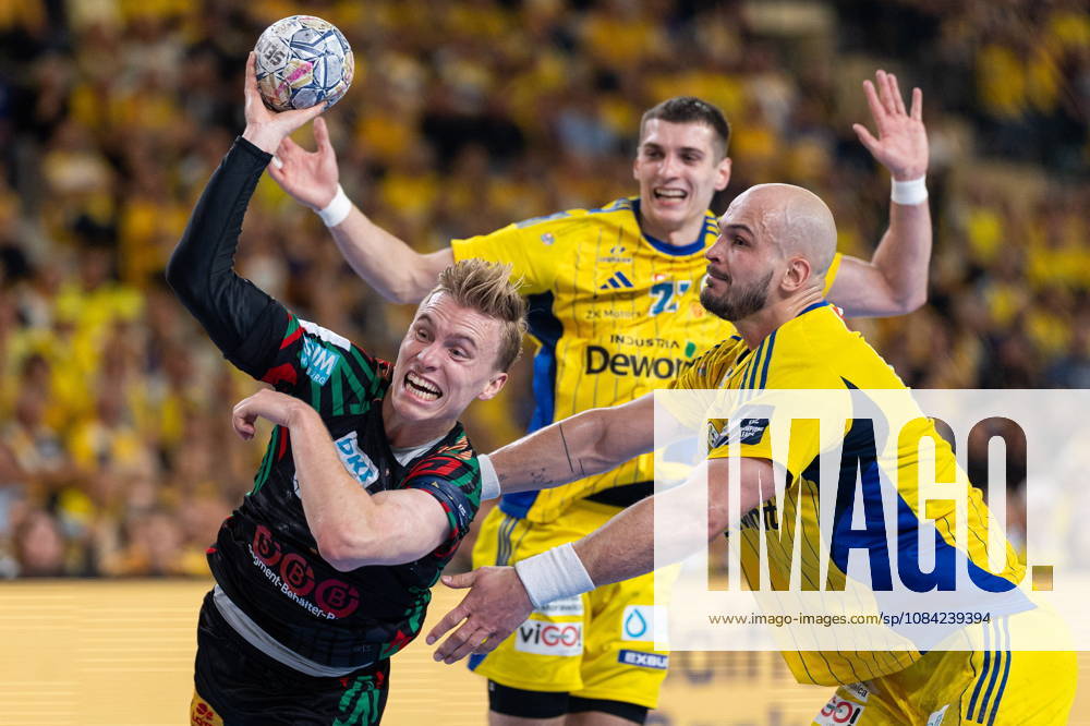 Gisli Thorgeir Kristjansson Artsem Karalek during the EHF Champions League Group F match between Industria Kielce nad SC Magdeburg at Hala Legionow on October 2, 2026 in Kielce, Poland --- Pilka reczna. EHF Liga Mistrzow. Industria Kielce - SC Magdeburg. (Photo by Igor Jakubowski Arena Akcji) NEWSPIX.PL --- newspix.pl