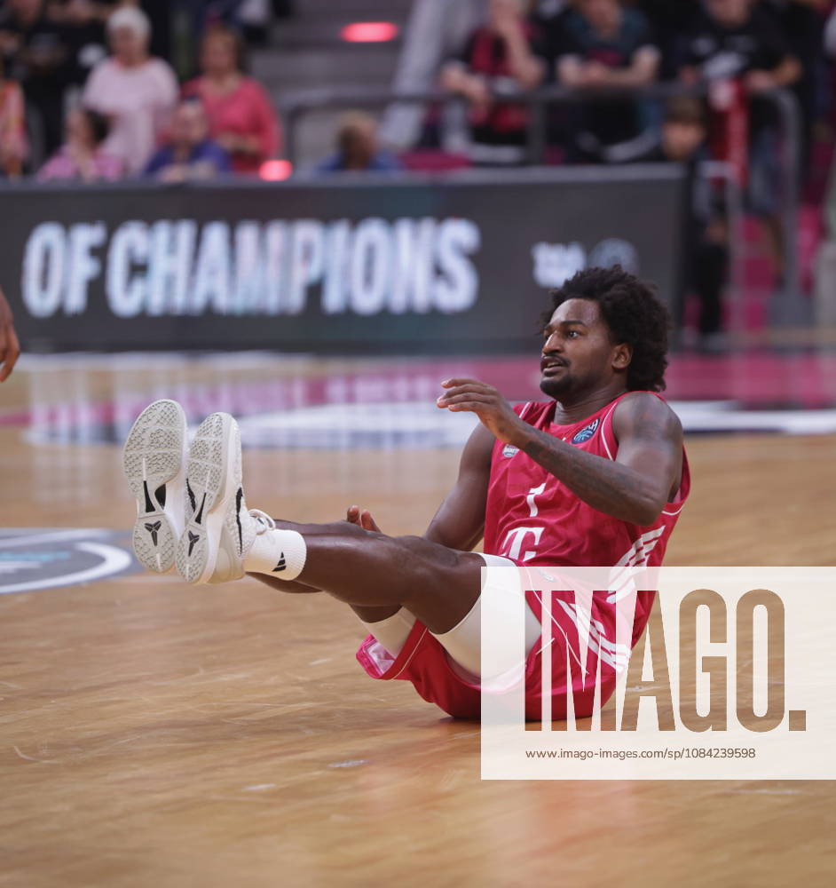 On the court: John Michael Wright, Telekom Baskets Bonn vs. FC Porto, Basketball Champions League (BCL). Photo by Jörn Wolter