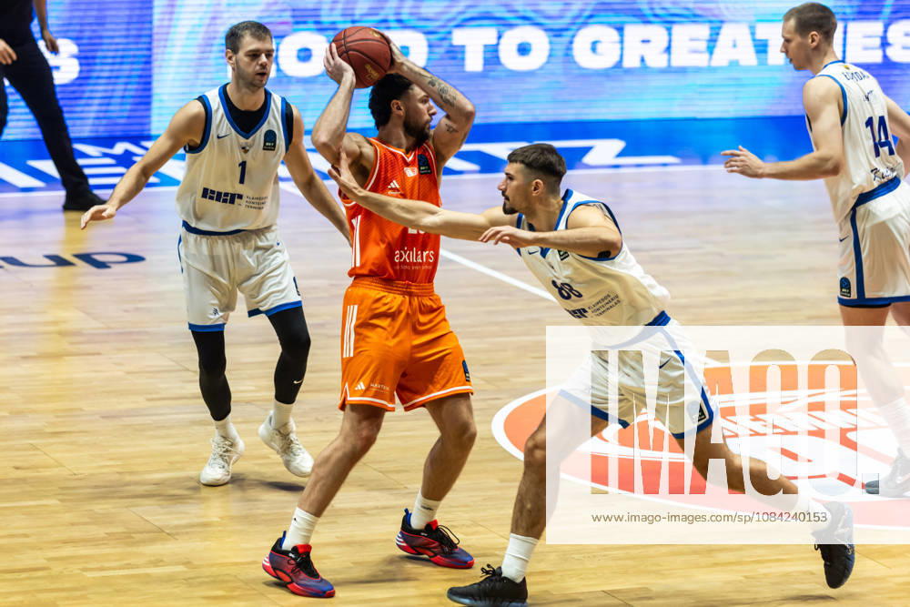 GER, BKT Eurocup, Basketball, Chemnitz, Niners Chemnitz vs. Neptunas Klaipeda, Ben Burnham (Niners Chemnitz), 25, Lukas Kreismontas (Neptunas Klaipeda), 88, Chemnitz Messe, Chemnitz, Saxony, Germany