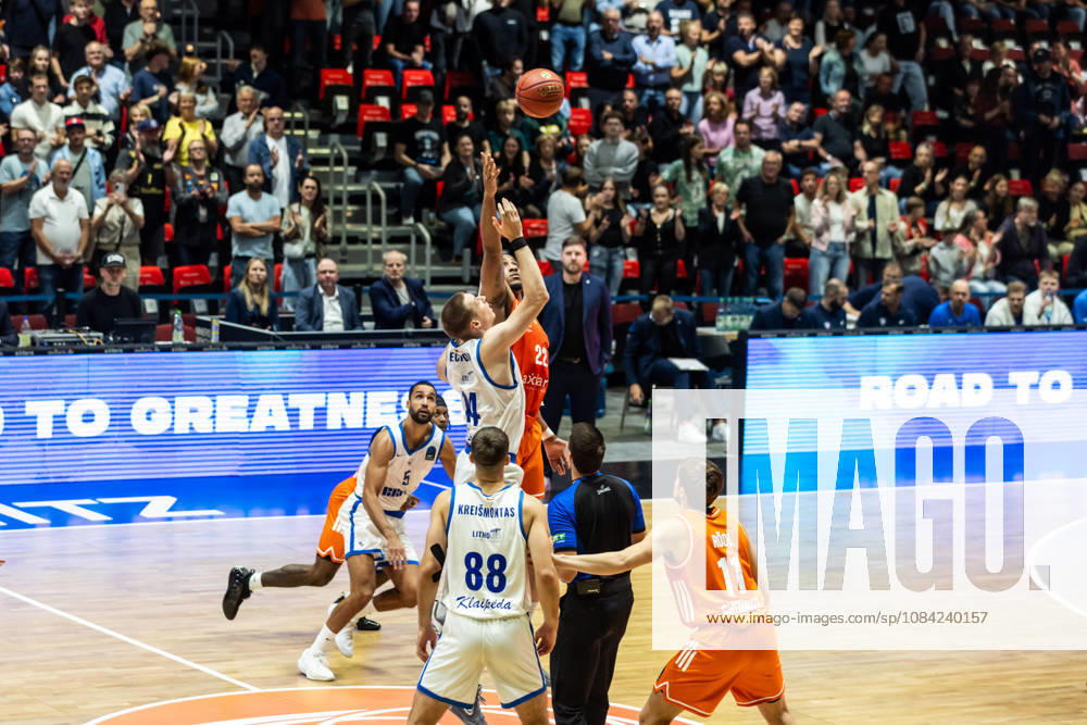 GER, BKT Eurocup, Basketball, Chemnitz, Niners Chemnitz vs. Neptunas Klaipeda Tip-off, Martynas Echodas (Neptunas Klaipeda), 14, Nighael Ceaser (Niners Chemnitz), 22, Chemnitz Messe, Chemnitz, Saxony, Germany