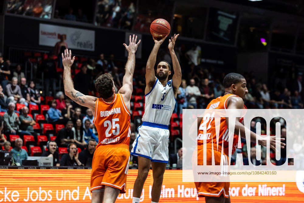 GER, BKT Eurocup, Basketball, Chemnitz, Niners Chemnitz vs. Neptunas Klaipeda, Yannick Franke (Neptunas Klaipeda), 5; Ben Burnham (Niners Chemnitz), 25; Chemnitz Messe, Chemnitz, Saxony, Germany