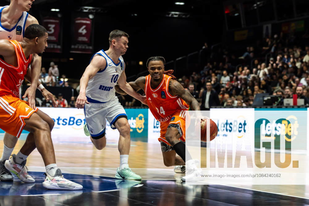 GER, BKT Eurocup, Basketball, Chemnitz, Niners Chemnitz vs. Neptunas Klaipeda, Cobe Williams (Niners Chemnitz), 24; Elvar Fridriksson (Neptunas Klaipeda), 10; Chemnitz Messe, Chemnitz, Saxony, Germany