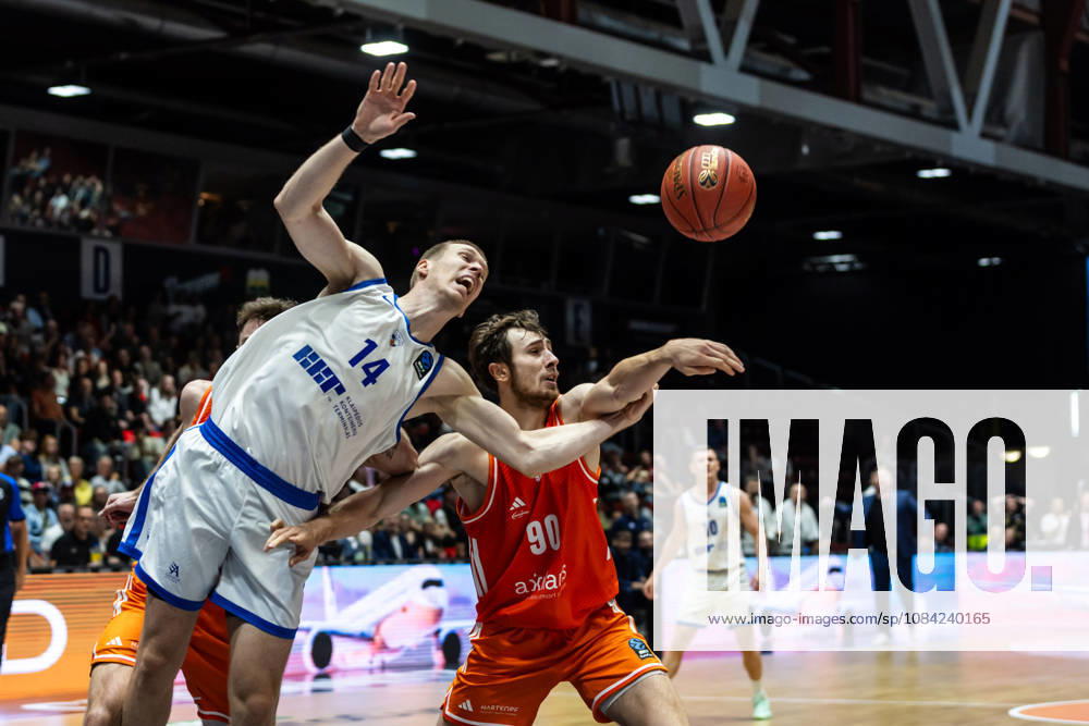 GER, BKT Eurocup, Basketball, Chemnitz, Niners Chemnitz vs. Neptunas Klaipeda, Jannis von Seckendorff (Niners Chemnitz), 90; Martynas Echodas (Neptunas Klaipeda), 14; Chemnitz Messe, Chemnitz, Saxony, Germany