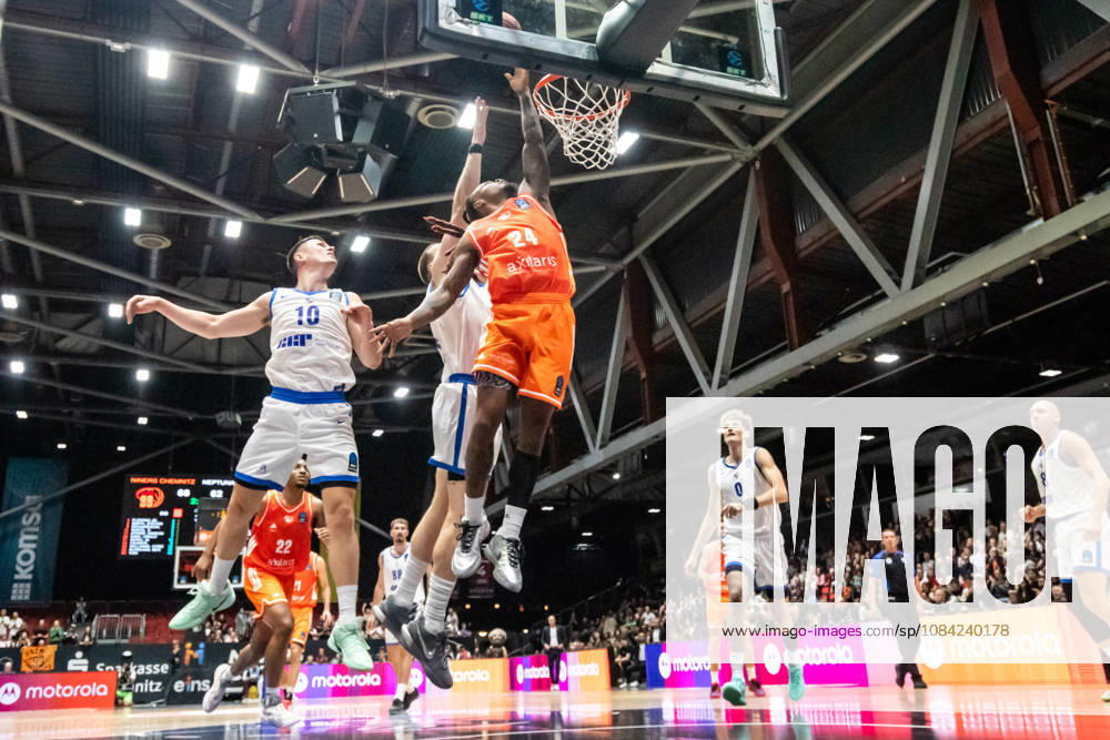 GER, BKT Eurocup, Basketball, Chemnitz, Niners Chemnitz vs. Neptunas Klaipeda, Cobe Williams (Niners Chemnitz), 24; Elvar Fridriksson (Neptunas Klaipeda), 10, Chemnitz Messe, Chemnitz, Saxony, Germany