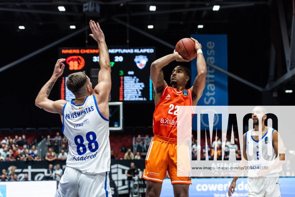 GER, BKT Eurocup, Basketball, Chemnitz, Niners Chemnitz vs. Neptunas Klaipeda, Nighael Ceaser (Niners Chemnitz), 22, Lukas Kreismontas (Neptunas Klaipeda), 88, Chemnitz Messe, Chemnitz, Saxony, Germany
